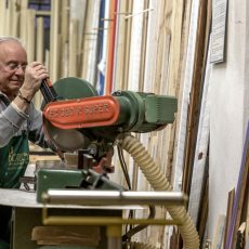 Gianni al taglio delle cornici ordinate su misura del cliente