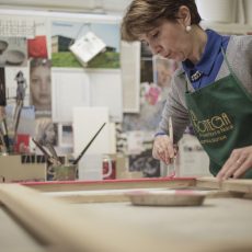 Elena tinge una cornice personalizzata