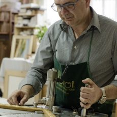 Stefano assembla le cornici tagliate