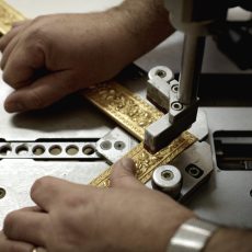 Stefano assembla le cornici tagliate