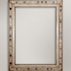 Cornice in legno con intarsio e laccatura a mano