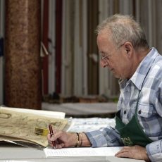 Gianni compila l’elenco delle cornici ordinate